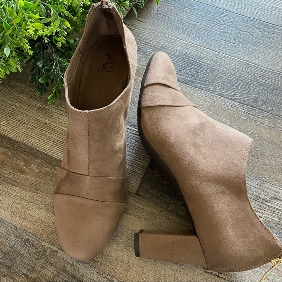 A2 by AEROSOLS Tan Faux Suede “Central Ave” Women's 3” Heel Ankle Boots, Size 11 - Picture 1 of 13